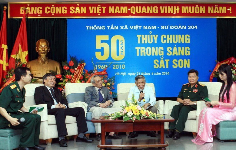 Nguyên Tổng Bí thư Lê Khả Phiêu tham dự và nói chuyện giao lưu trong lễ kỷ niệm 50 năm kết nghĩa giữa Thông tấn xã Việt Nam và Sư đoàn 304 (1960 - 2010), được tổ chức tại trụ sở TTXVN ở Hà Nội, ngày 21/4/2010. (Ảnh: TTXVN)