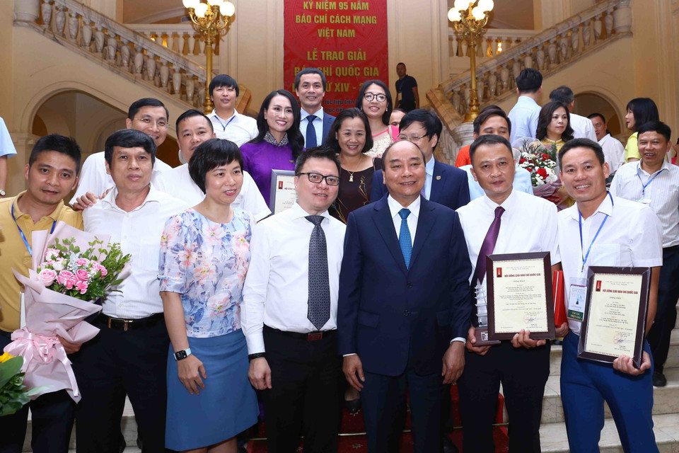 Thủ tướng Nguyễn Xuân Phúc với lãnh đạo và các nhà báo TTXVN đoạt Giải báo chí quốc gia lần thứ XIV-năm 2019 (21/6/2020). (Ảnh: Minh Quyết/TTXVN)