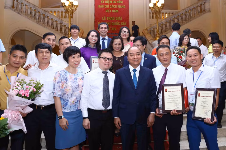 Thủ tướng Nguyễn Xuân Phúc với lãnh đạo và các nhà báo TTXVN đoạt Giải báo chí quốc gia lần thứ XIV-năm 2019 (21/6/2020). (Ảnh: Minh Quyết/TTXVN)