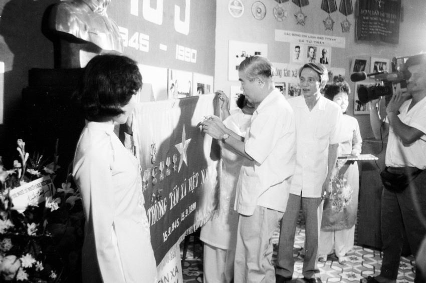 Đồng chí Đàm Quang Trung, Bí thư Trung ương Đảng, Phó Chủ tịch Hội đồng Bộ trưởng trao Huân chương Hồ Chí Minh của Chủ tịch nước tặng TTXVN tại Lễ kỷ niệm 45 năm Ngày thành lập (15/9/1945 - 15/9/1990). (Ảnh: Xuân Tuân/TTXVN)