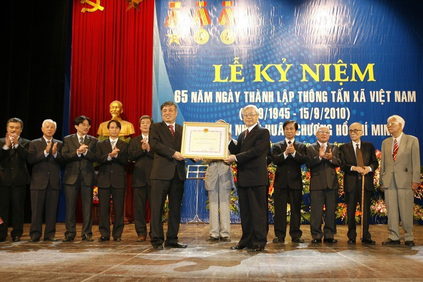 Chủ tịch Quốc hội Nguyễn Phú Trọng trao Huân chương Hồ Chí Minh (lần thứ hai) của Chủ tịch nước tặng TTXVN tại Lễ kỷ niệm 65 năm Ngày thành lập (15/9/1945 - 15/9/2010). (Ảnh: Trí Dũng/TTXVN)