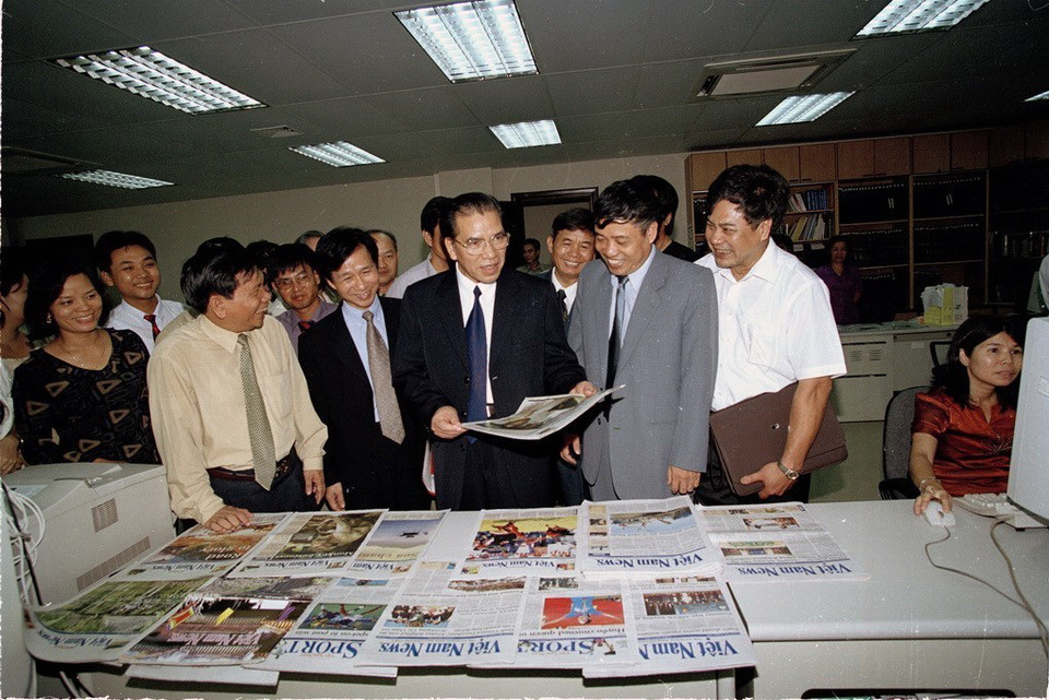 Tổng Bí thư Nông Đức Mạnh thăm, làm việc với TTXVN, ngày 20/6/2003, nhân kỷ niệm 78 năm Ngày báo chí cách mạng Việt Nam. (Ảnh: Xuân Tuân/TTXVN)