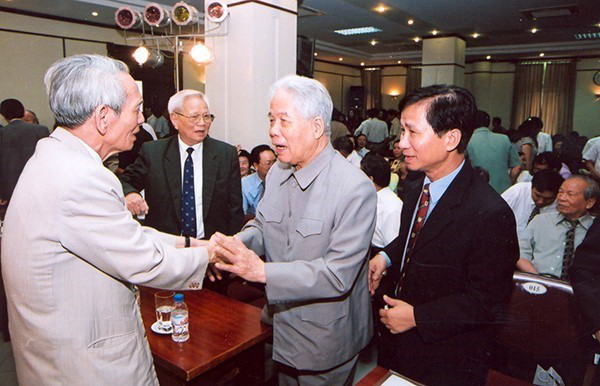 Nguyên Tổng Bí thư Đỗ Mười thăm TTXVN nhân kỷ niệm 60 năm thành lập ngành, ngày 15/9/2005. (Ảnh: TTXVN)