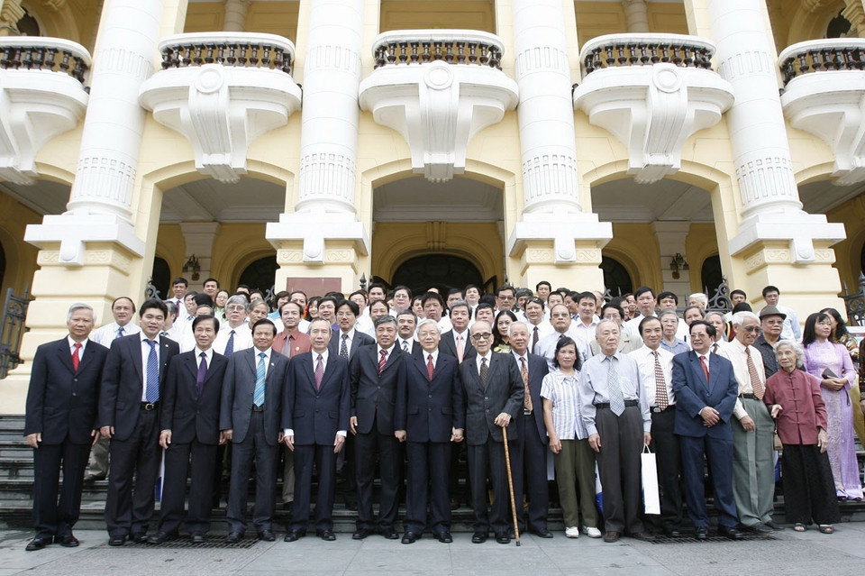 Chủ tịch Quốc hội Nguyễn Phú Trọng với các thế hệ nhà báo của TTXVN dự Lễ kỷ niệm 65 năm Ngày thành lập Thông tấn xã Việt Nam ( 15/9/1945 - 15/9/2010) và đón nhận Huân chương Hồ Chí Minh (lần 2), ngày 15/9/2010. (Ảnh: Trí Dũng/TTXVN)