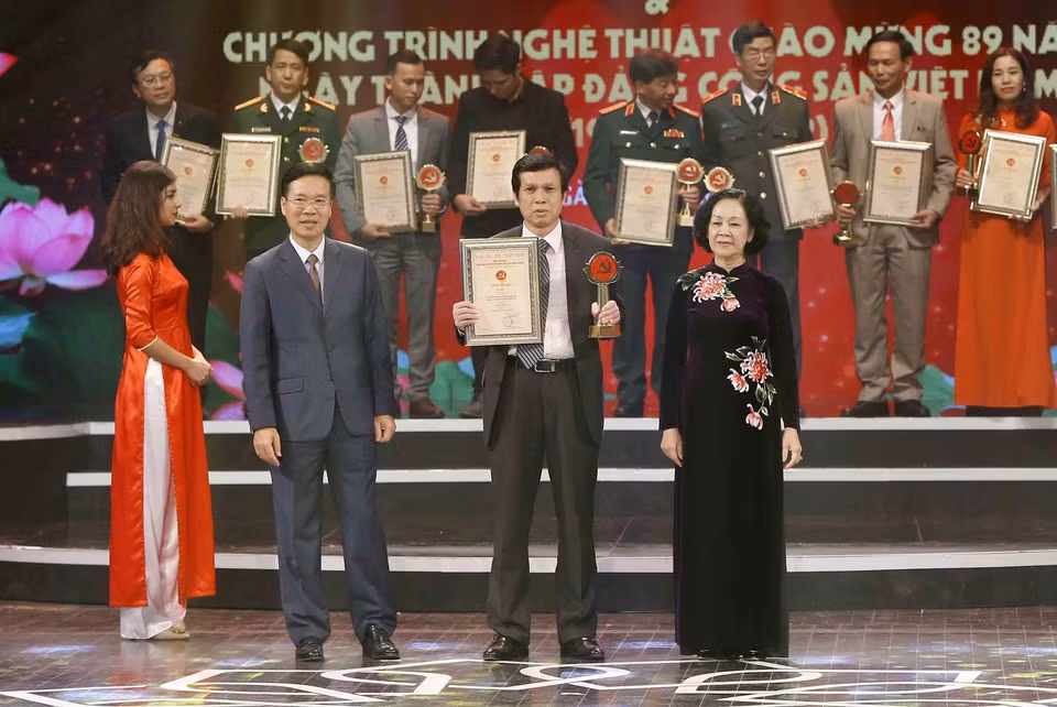 Trưởng Ban Tuyên giáo Trung ương Võ Văn Thưởng và Trưởng Ban Dân vận Trung ương Trương Thị Mai trao giải B Giải báo chí toàn quốc về xây dựng Đảng (Giải Búa liềm Vàng) lần thứ III - năm 2018 cho tác giả Lê Trí Dũng (Ban biên tập Ảnh - TTXVN). (Ảnh: Minh Quyết/TTXVN)