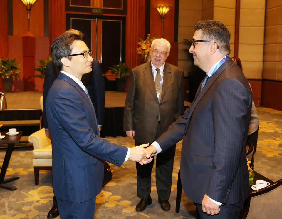 Phó Thủ tướng Vũ Đức Đam với đại diện lãnh đạo các hãng thông tấn thành viên OANA. (Ảnh: TTXVN)