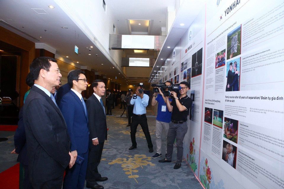 Tổng giám đốc TTXVN Nguyễn Đức Lợi giới thiệu với Phó Thủ tướng Vũ Đức Đam và Bộ trưởng Bộ Thông tin và Truyền thông Nguyễn Mạnh Hùng trưng bày giới thiệu các hãng thông tấn thành viên OANA. (Ảnh: Minh Quyết/TTXVN)