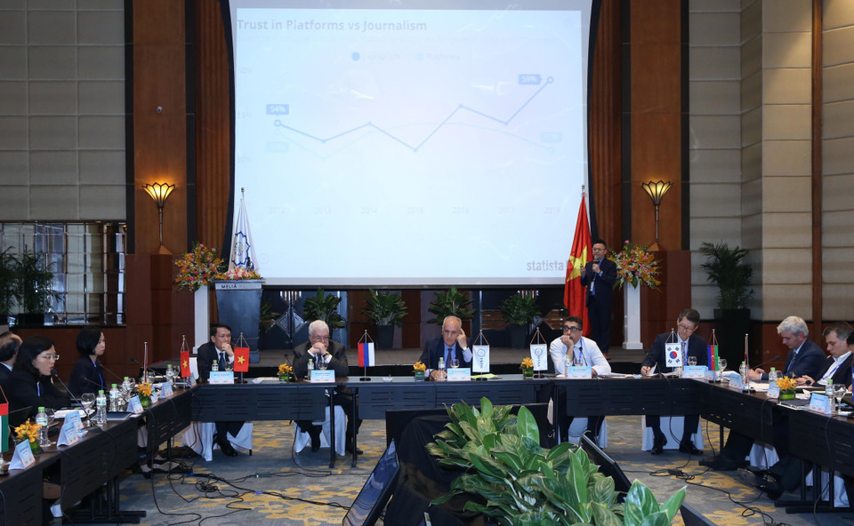 Phó Tổng giám đốc TTXVN Lê Quốc Minh trình bày tham luận về chủ đề "Giành lại niềm tin cho các dòng thông tin chủ lưu, báo chí chính thống". (Ảnh: Lâm Khánh/TTXVN)