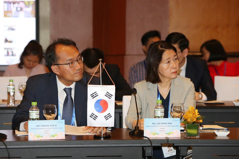 Ông Hwang Sun-Ik (trái) đại diện Hãng thông tấn Hàn Quốc Yonhap tham dự phiên họp. (Ảnh: Dương Giang/TTXVN)