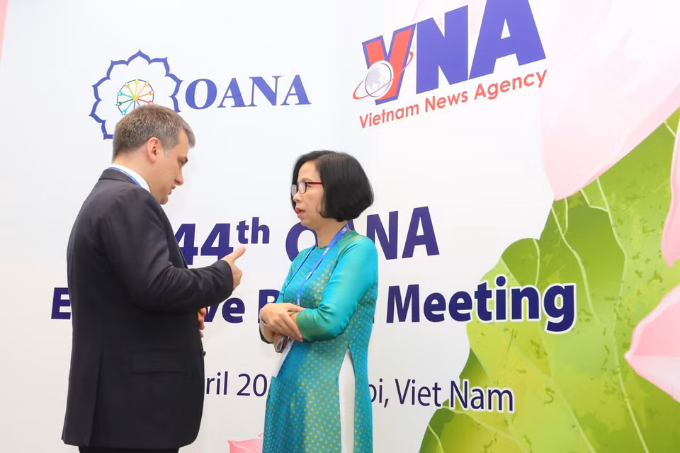 Phó Tổng giám đốc TTXVN Vũ Việt Trang trao đổi với đại biểu bên lề hội nghị. (Ảnh: Thành Đạt/TTXVN)