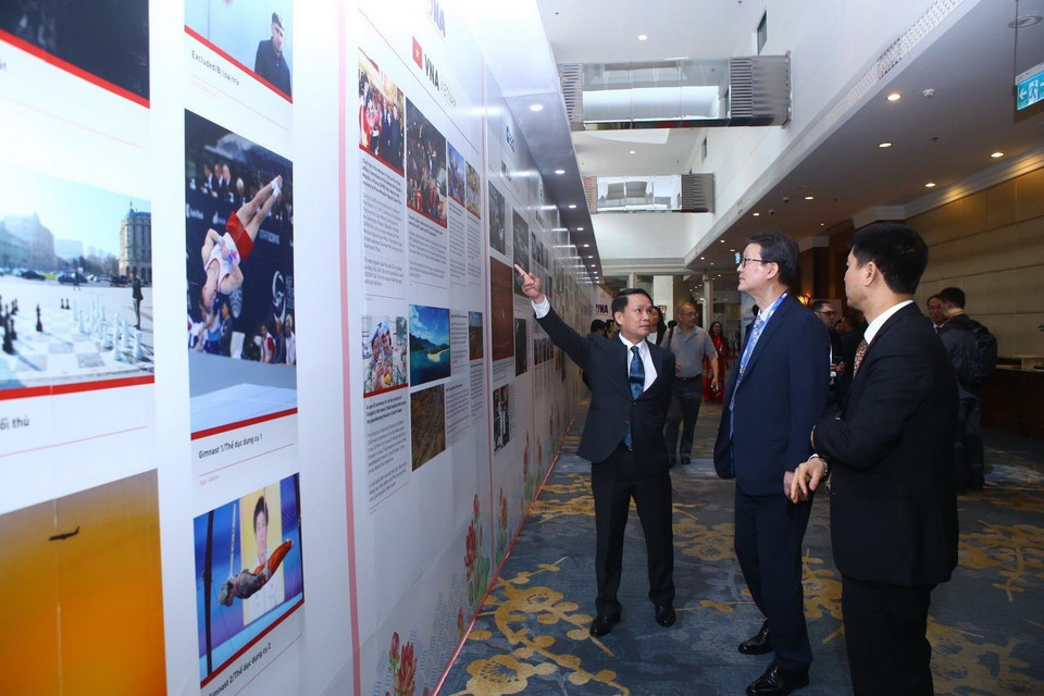 Tổng giám đốc TTXVN Nguyễn Đức Lợi và đại biểu tham quan trưng bày giới thiệu về các hãng thông tấn thành viên OANA. (Ảnh: Minh Quyết/TTXVN)