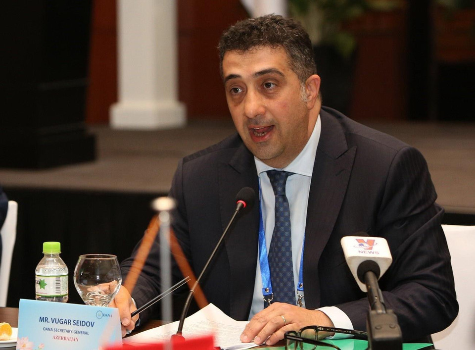 Tổng Thư ký OANA Vugar Seidov phát biểu, thông qua chương trình làm việc của Hội nghị Ban Chấp hành OANA lần thứ 44. (Ảnh: Dương Giang/TTXVN)