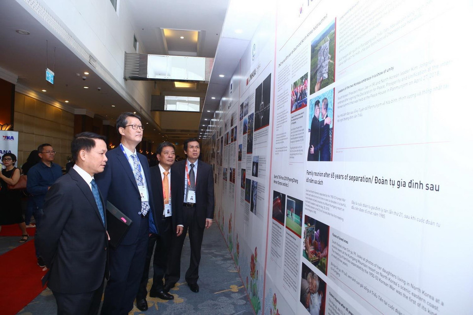 Tổng giám đốc TTXVN Nguyễn Đức Lợi và ông Cho Sung-boo, Chủ tịch kiêm Giám đốc điều hành (CEO) Hãng Thông tấn Yonhap của Hàn Quốc xem trưng bày giới thiệu các hãng thông tấn thành viên OANA. (Ảnh: Minh Quyết/TTXVN)