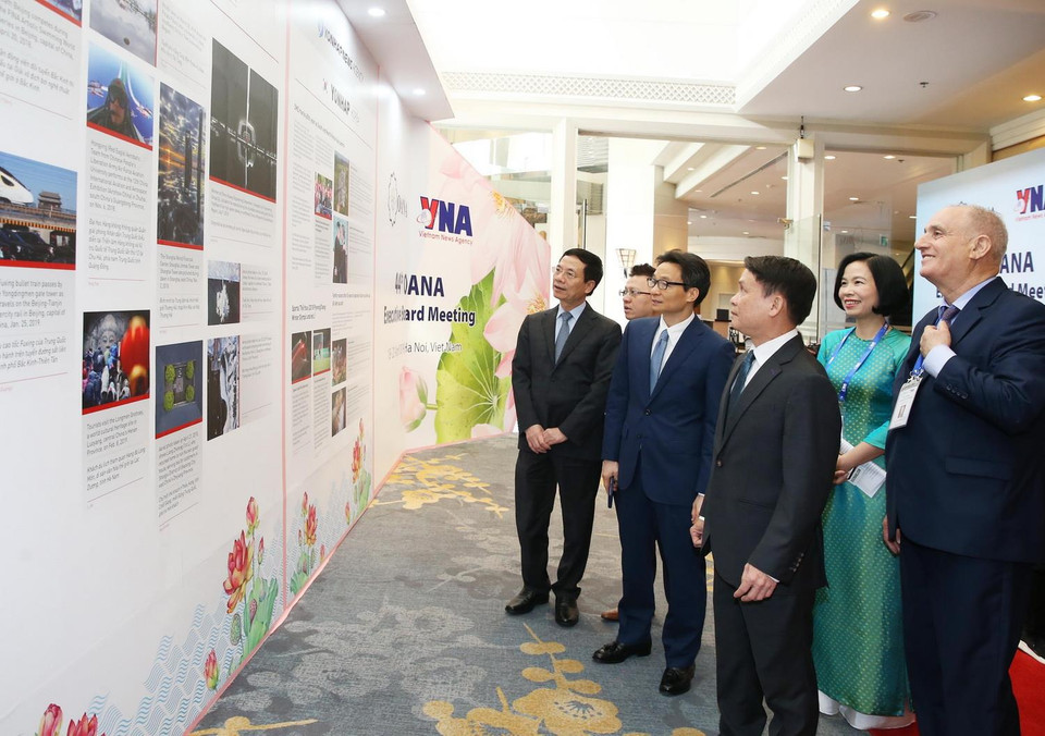 Phó Thủ tướng Vũ Đức Đam, Bộ trưởng Bộ Thông tin và Truyền thông Nguyễn Mạnh Hùng, Tổng Giám đốc TTXVN Nguyễn Đức Lợi và các đại biểu tham quan trưng bày thông tin về các hãng thông tấn thành viên OANA. (Ảnh: TTXVN)