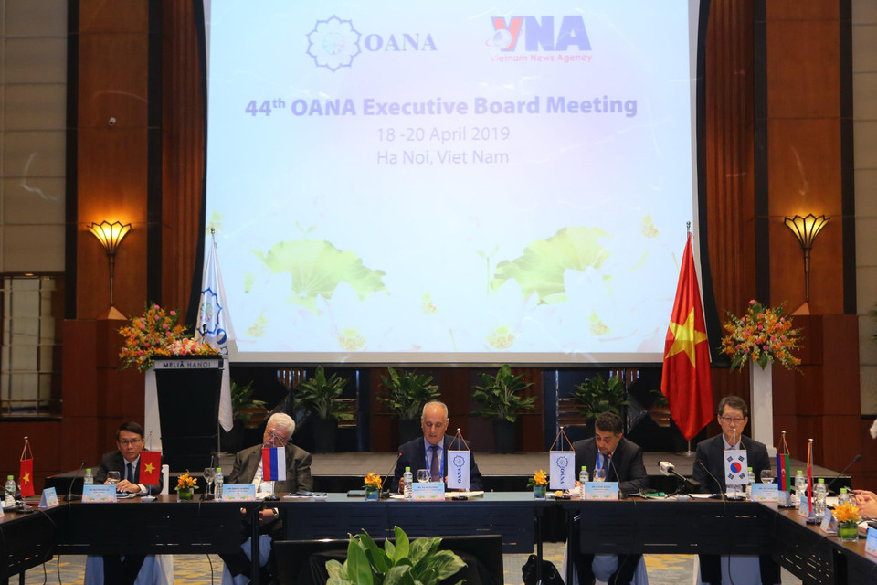 Tổng giám đốc TTXVN Nguyễn Đức Lợi (ngoài cùng bên trái), Chủ tịch OANA, Tổng giám đốc Hãng thông tấn AZERTAC (Azerbaijan) Aslan Aslanov (giữa) và đại diện lãnh đạo các hãng thông tấn thành viên trong Ban Chấp hành OANA tại cuộc họp. (Ảnh: Thành Đạt/TTXVN)