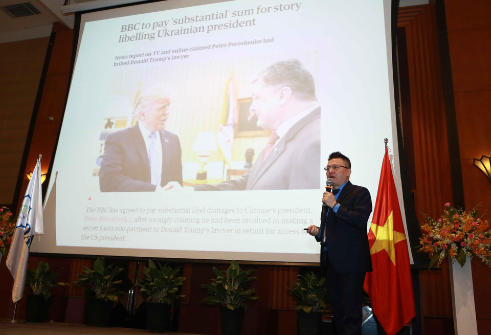 Phó Tổng giám đốc TTXVN Lê Quốc Minh trình bày về giành lại niềm tin cho các dòng thông tin chủ lưu, báo chí chính thống. (Ảnh: Doãn Tấn/TTXVN)