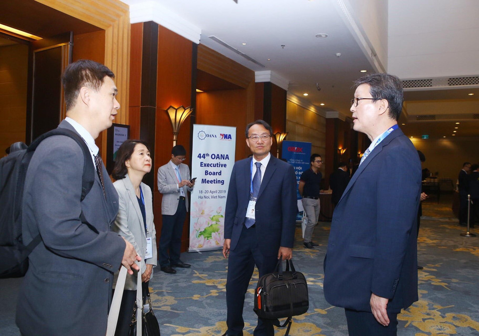 Đại biểu trao đổi bên lề hội nghị. (Ảnh: Minh Quyết /TTXVN)