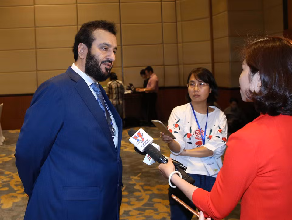 Ông Mohamed Alrayssi, Giám đốc điều hành Cơ quan Tin tức Các Tiểu vương quốc Arab Thống nhất (UAE) trả lời phỏng vấn của phóng viên Truyền hình Thông tấn. (Ảnh: Văn Điệp/TTXVN)