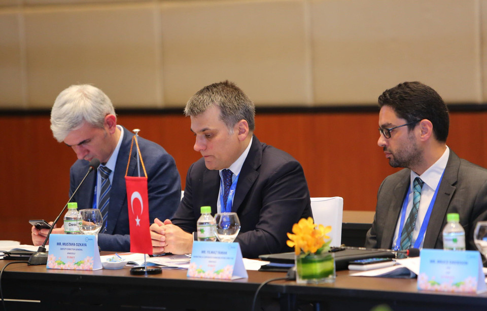 Phó Tổng giám đốc Hãng thông tấn Anadolu của Thổ Nhĩ Kỳ Mustafa Ozkaya (giữa) tại cuộc họp. (Ảnh: Thành Đạt/TTXVN)