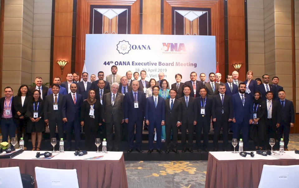 Phó Thủ tướng Chinh phủ Vũ Đức Đam chụp ảnh chung với các đại biểu tham dự hội nghị. (Ảnh: Minh Quyết/TTXVN)