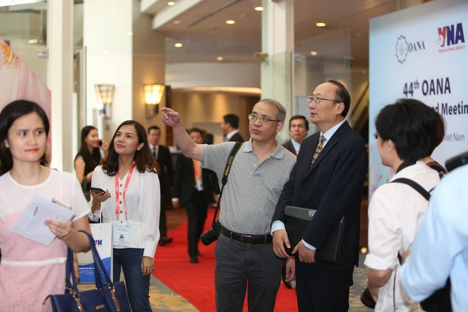 Các đại biểu quốc tế tìm hiểu thông tin giới thiệu về các hãng thông tấn thành viên OANA. (Ảnh: TTXVN)