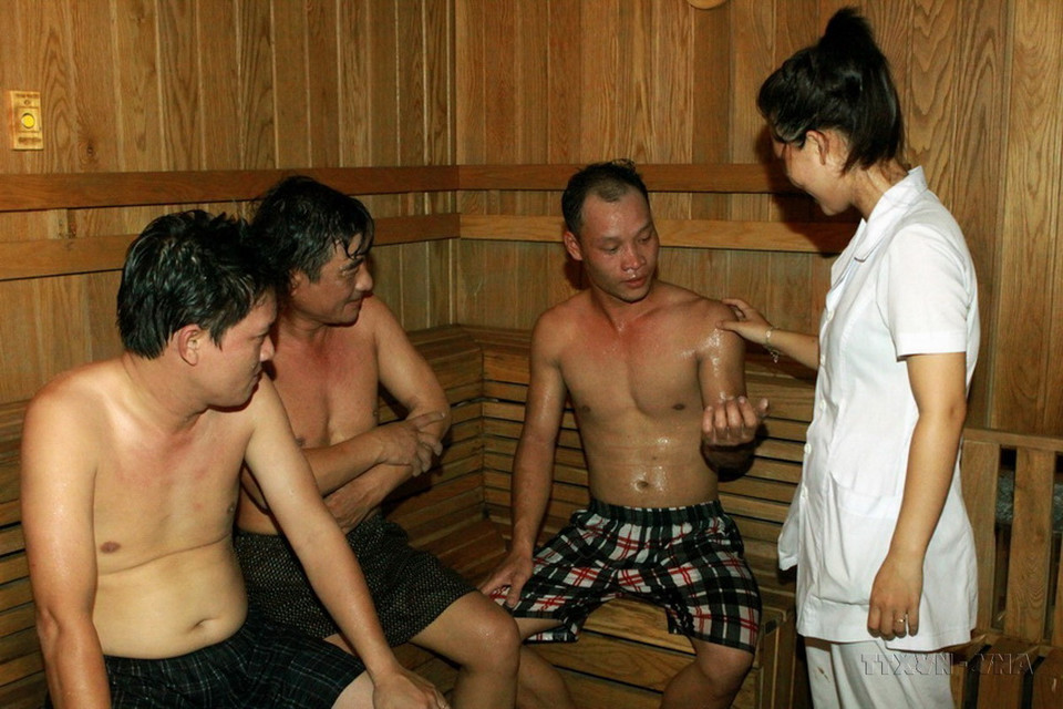 Cán bộ y tế kiểm tra sức khỏe trước và sau quy trình giải độc cho người bệnh tại Trung tâm xông hơi, giải độc và phục hồi chức năng thuộc Hội Nạn nhân chất độc da cam/dioxin thành phố Đà Nẵng. (Ảnh: Dương Ngọc/TTXVN)