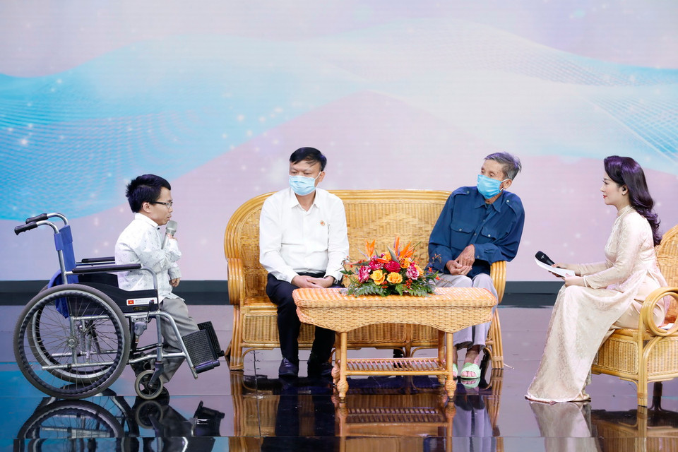 Một nạn nhân da cam tham dự tọa đàm "Khát vọng vươn lên" hưởng ứng Ngày vì nạn nhân chất độc da cam/dioxin Việt Nam. (Ảnh: Dương Giang/TTXVN)