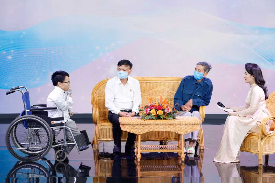Một nạn nhân da cam tham dự tọa đàm "Khát vọng vươn lên" hưởng ứng Ngày vì nạn nhân chất độc da cam/dioxin Việt Nam. (Ảnh: Dương Giang/TTXVN)