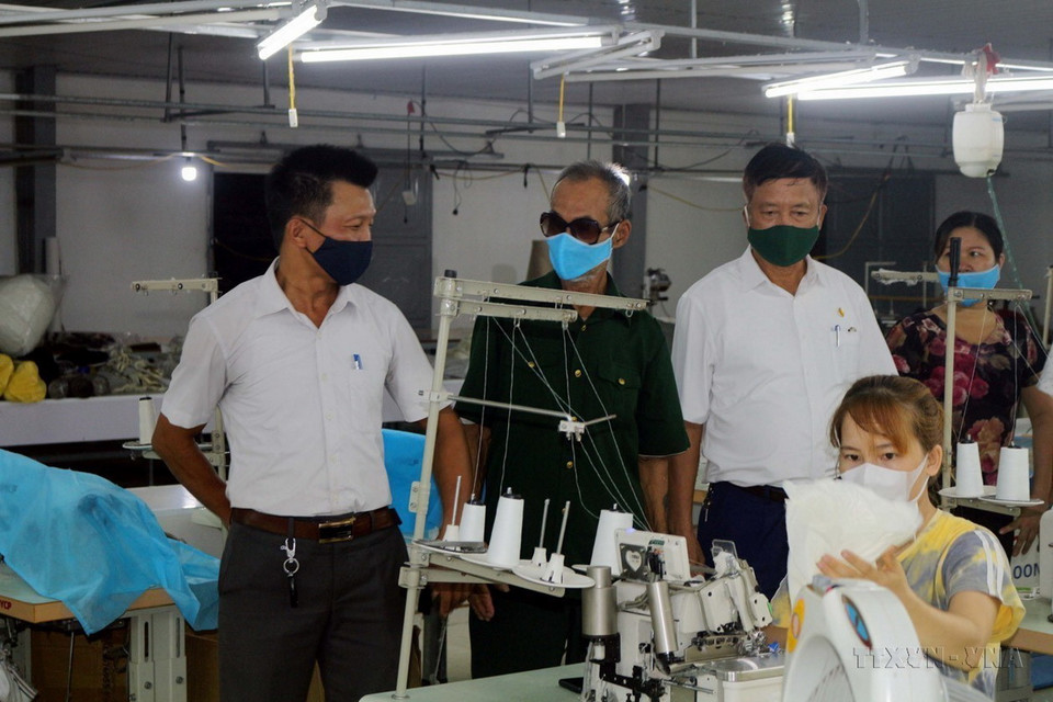 Anh Nguyễn Văn Hùng (trái), ở xã Tiên Sơn, thị xã Duy Tiên là nạn nhân chất độc da cam/dioxin gián tiếp loại 2 (ảnh hưởng từ cha) vươn lên phát triển kinh tế hộ gia đình. (Ảnh: Đại Nghĩa/TTXVN)