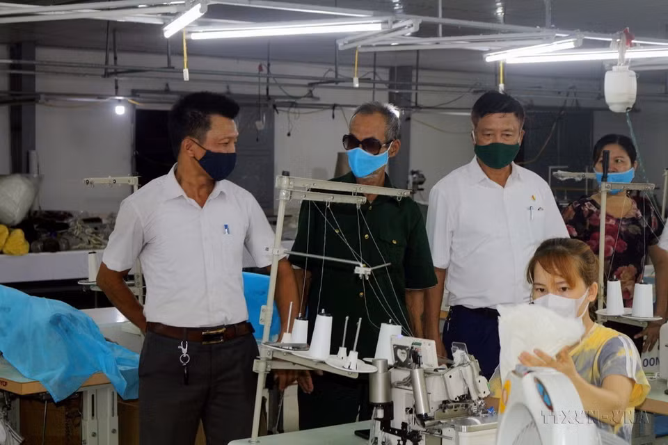 Anh Nguyễn Văn Hùng (trái), ở xã Tiên Sơn, thị xã Duy Tiên là nạn nhân chất độc da cam/dioxin gián tiếp loại 2 (ảnh hưởng từ cha) vươn lên phát triển kinh tế hộ gia đình. (Ảnh: Đại Nghĩa/TTXVN)