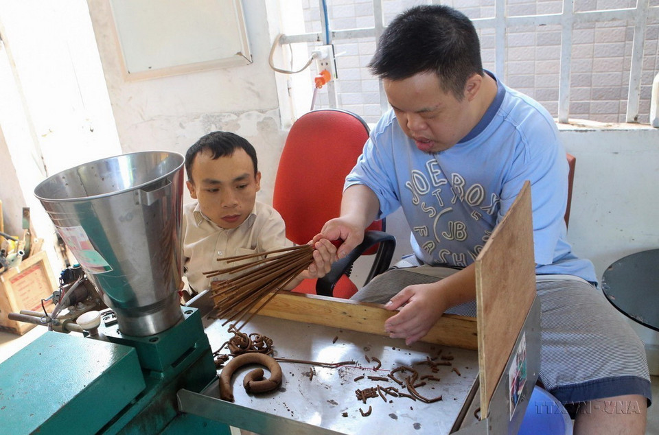 Anh Nguyễn Ngọc Phương (1981) ở xã Quế An, huyện Quế Sơn (Quảng Nam) do di chứng của chất độc da cam nên chỉ cao gần 1 mét. Vượt qua khó khăn của bản thân, anh Phương đã giúp đỡ những mảnh đời không may mắn tại Trung tâm bảo trợ nạn nhân chất độc da cam và Trẻ em bất hạnh thành phố Đà Nẵng hòa nhập cộng đồng và trở thành người có ích cho xã hội. (Ảnh: Trần Lê Lâm/TTXVN)