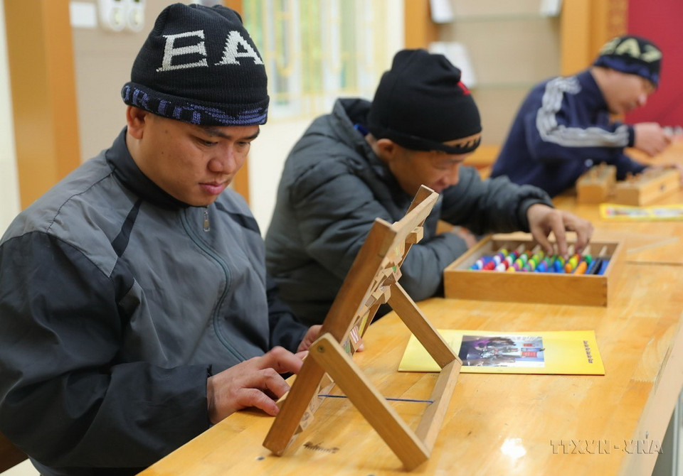 Trung tâm chăm sóc, nuôi dưỡng và điều trị nạn nhân bị nhiễm chất độc da cam/dioxin thành phố Hà Nội (Yên Bài, Ba Vì) tập trung công tác giáo dục, hướng dẫn kỹ năng sống cho các nạn nhân thông qua việc chơi mà học. (Ảnh: Hoàng Hiếu/TTXVN)