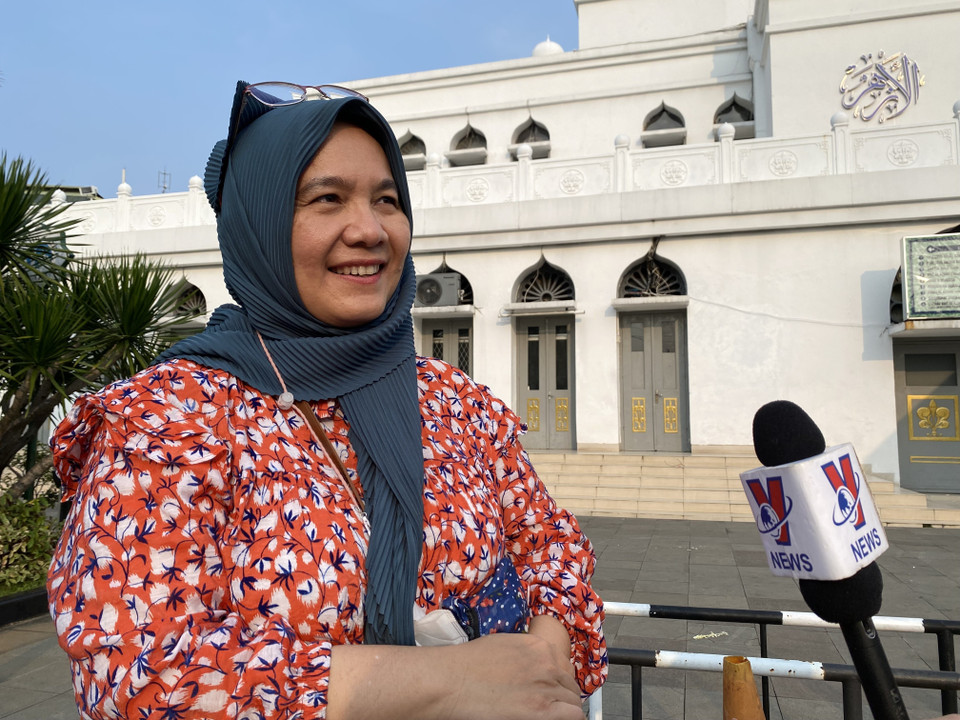 Bà Rina Nasution, một tín đồ sinh sống tại khu vực ngoại thành Depok của Jakarta, chia sẻ rằng trong tháng Ramadan bà sẽ tập trung cầu nguyện cho gia đình và cộng đồng, đồng thời dành nhiều thời gian để đọc sách tôn giáo và làm việc tốt. (Ảnh: Hữu Chiến/TTXVN)