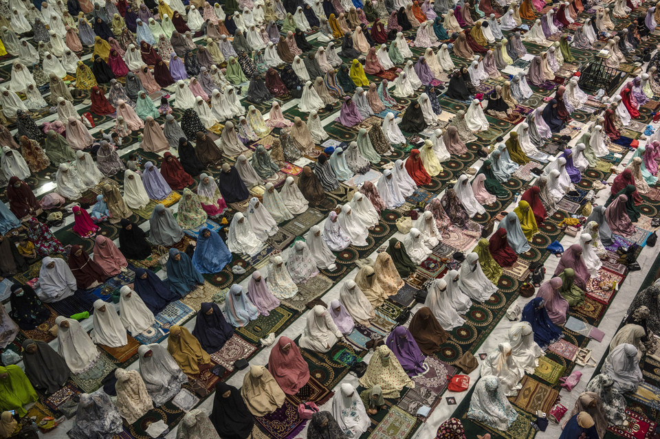 Các tín đồ Hồi giáo cầu nguyện tại đền thờ Al Akbar ở Surabaya, Indonesia ngày 22/3, ngày đầu tiên của tháng lễ Ramadan. (Ảnh: AFP/TTXVN)