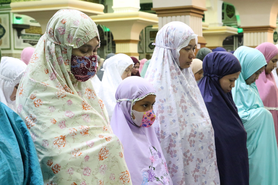 Lễ cầu nguyện Tarawih vào tối 22/3 tại Nhà thờ Hồi giáo Agung Al-Azhar lớn nhất khu vực phía Nam thủ đô Jakarta của Indonesia. (Ảnh: Hữu Chiến/TTXVN)