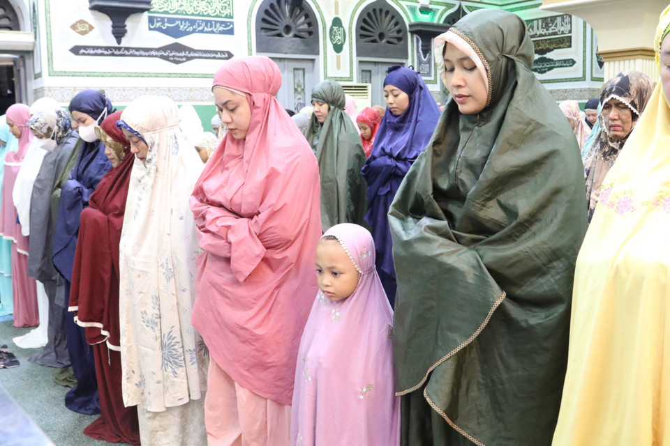 Một bé gái cùng mẹ tại lễ cầu nguyện Tarawih vào tối 22/3 tại Nhà thờ Hồi giáo Agung Al-Azhar lớn nhất khu vực phía Nam thủ đô Jakarta của Indonesia. (Ảnh: Hữu Chiến/TTXVN)