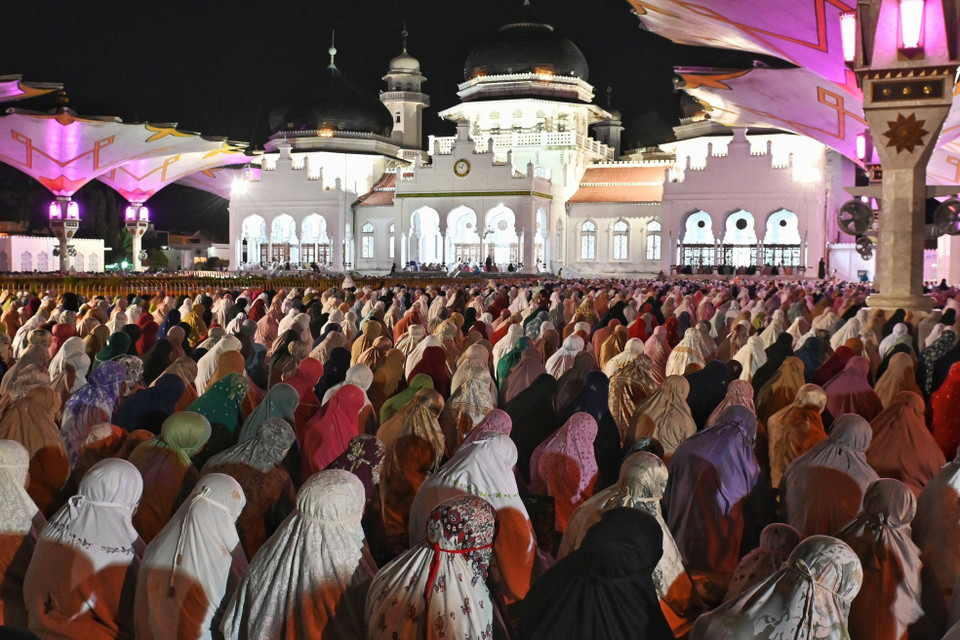 Các tín đồ Hồi giáo cầu nguyện tại đền thờ Baiturrahman ở Banda Aceh, Indonesia ngày 22/3, ngày đầu tiên của tháng lễ Ramadan. (Ảnh: AFP/TTXVN)