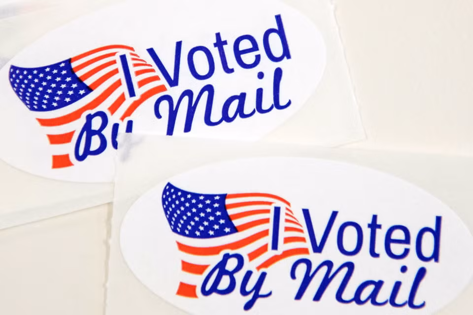 Biểu ngữ bỏ phiếu bầu Tổng thống Mỹ 2020 qua đường bưu điện tại một văn phòng bầu cử ở Charlotte, Bắc Carolina ngày 4/9/2020. (Ảnh: AFP/TTXVN)