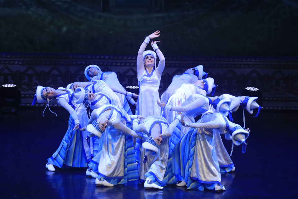 Các cô gái Nga duyên dáng trong vũ điệu truyền thống. (Ảnh: Trần Hiếu/TTXVN)