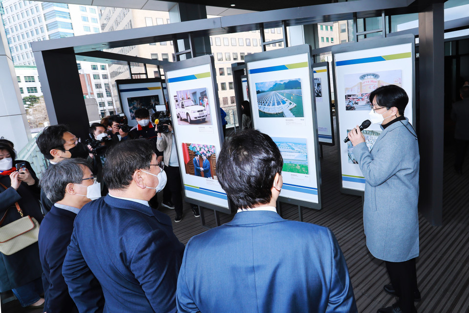 Các đại biểu thăm quan triển lãm. (Ảnh: Anh Nguyên/TTXVN)