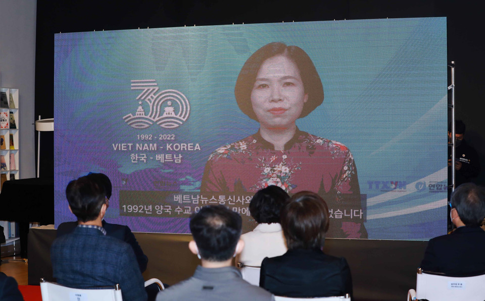 Tổng Giám đốc Thông tấn xã Việt Nam Vũ Việt Trang phát biểu chào mừng Triển lãm ảnh báo chí nhân kỷ niệm 30 năm quan hệ ngoại giao Hàn Quốc-Việt Nam tại Bảo tàng Lịch sử Đương đại Hàn Quốc do hãng thông tấn Yonhap (Hàn Quốc) phối hợp cùng Thông tấn xã Việt Nam và Bảo tàng Lịch sử Hàn Quốc tổ chức, qua video. (Ảnh: Anh Nguyên/TTXVN)