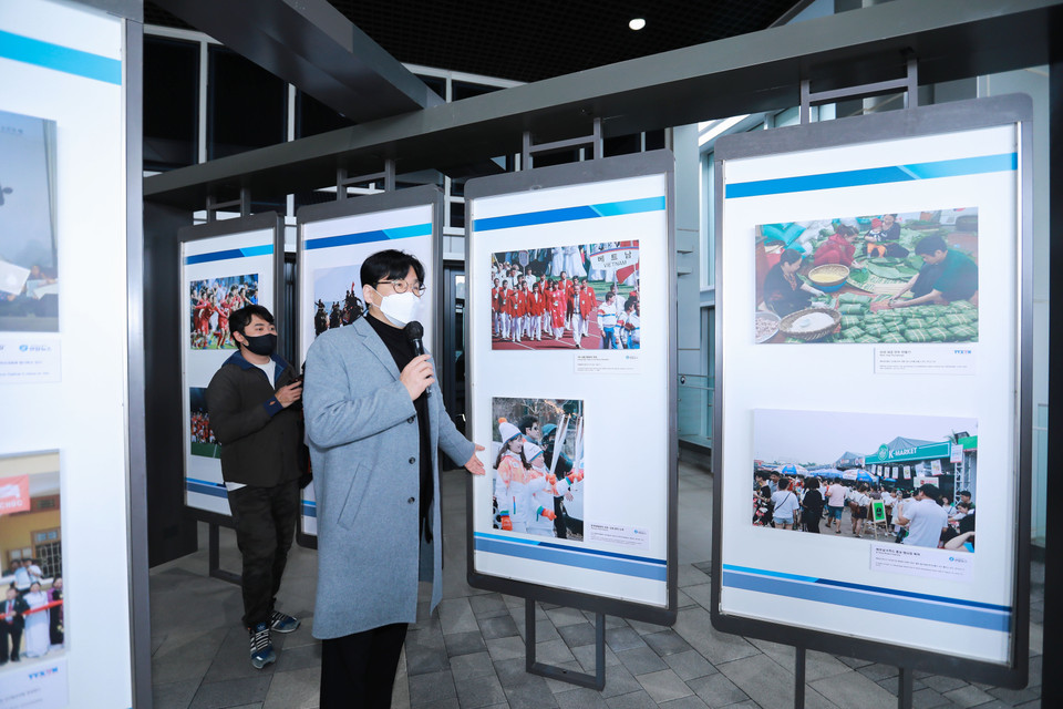 Các bức ảnh của phóng viên TTXVN và Yonhap được trưng bày xen kẽ nêu bật những nét đẹp về đất nước và con người mỗi nước. (Ảnh: Anh Nguyên/TTXVN)