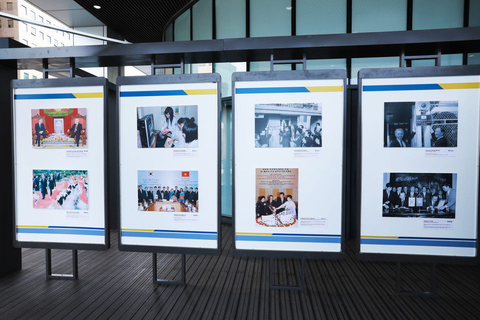 Các bức ảnh của phóng viên TTXVN và Yonhap được trưng bày xen kẽ nêu bật những nét đẹp về đất nước và con người mỗi nước. (Ảnh: Anh Nguyên/TTXVN)