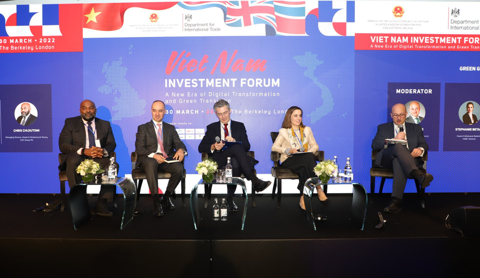 Lãnh đạo Cơ quan tài chính cho xuất khẩu Anh (UKEF), Ngân hàng Standard Chartered, HSBC Việt Nam, tổ chức TheCityUK và CDC Group Plc tham gia phiên thảo luận Tăng trưởng xanh: Ưu đãi tài chính của Vương quốc Anh cho tương lai bền vững của Việt Nam. (Ảnh: Đình Thư/TTXVN)