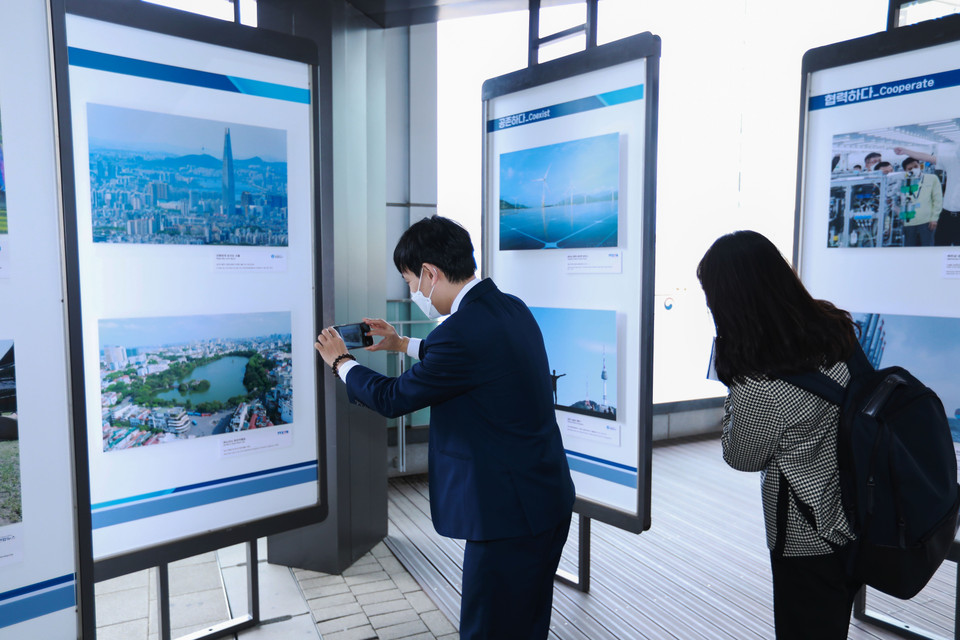 Khách thăm quan chụp lại những bức ảnh đẹp về đất nước Việt Nam và Hàn Quốc. (Ảnh: Anh Nguyên/TTXVN)