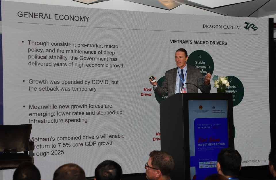 Ông Dominic Scriven, Chủ tịch Quỹ đầu tư Dragon Capital, cập nhật tình hình kinh tế vĩ mô của Việt Nam tại phiên thảo luận về Những cơ hội thương mại và đầu tư từ Hiệp định tự do thương mại Việt Nam-Vương quốc Anh. (Ảnh: Đình Thư/TTXVN)