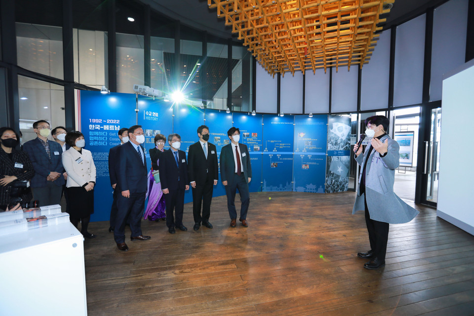 Các đại biểu tham quan khu vực trưng bày đồ họa về các mốc lịch sử trong mối quan hệ bang giao giữa Việt Nam và Hàn Quốc. (Ảnh: Anh Nguyên/TTXVN)