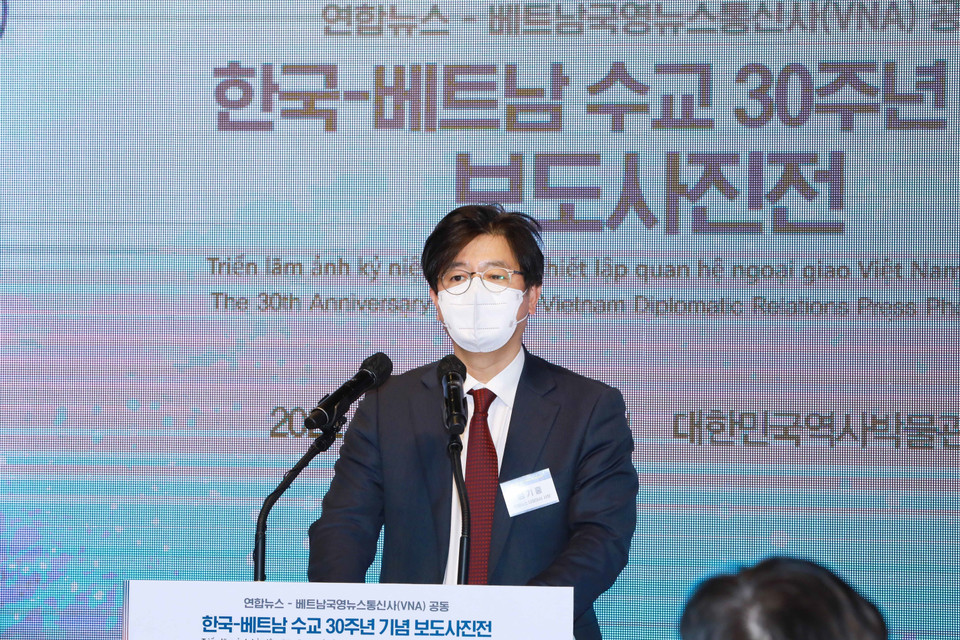 Giám đốc điều hành kiêm Chủ tịch Yonhap Sung Ki-hong phát biểu khai mạc triển lãm. (Ảnh: Anh Nguyên/TTXVN)