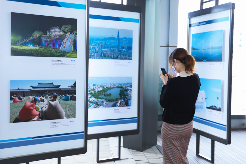 Khách thăm quan triển lãm thích thú chụp lại những bức ảnh đẹp về đất nước Việt Nam và Hàn Quốc. (Ảnh: Anh Nguyên/TTXVN)