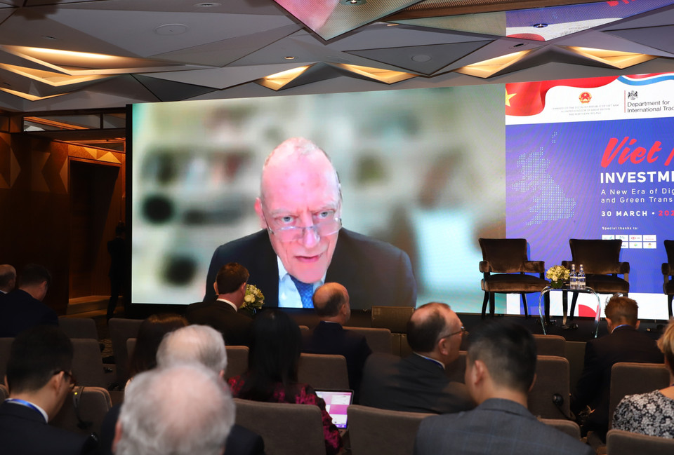 Nghị sỹ Grimstone, Bộ trưởng về đầu tư, Bộ Thương mại Quốc tế Vương quốc Anh phát biểu trực tuyến tại Diễn đàn đầu tư Việt Nam. (Ảnh: Đình Thư/TTXVN)